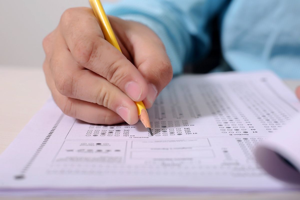 Niña de 12 años apuñala a compañero de clase tras ser acusada de copiar en un examen