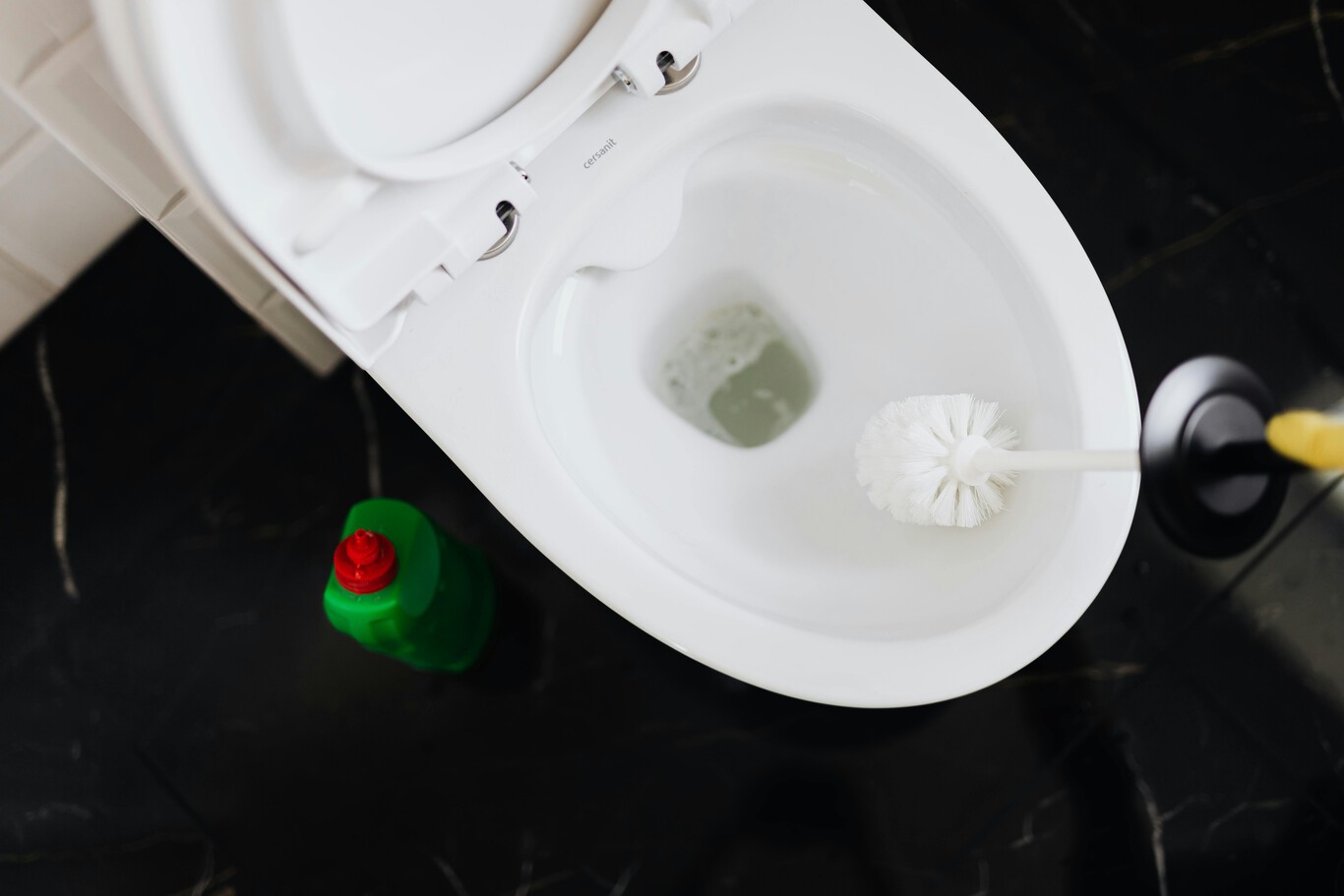 Consejos infalibles para eliminar los malos olores en el baño, según los expertos