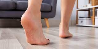 Caminar descalzo en casa: beneficios y riesgos para tu salud, según los expertos