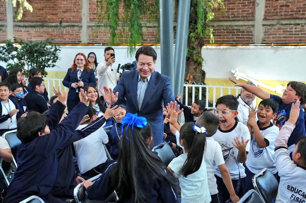 Mario Delgado Entrega Becas «Rita Cetina» a Estudiantes en la GAM