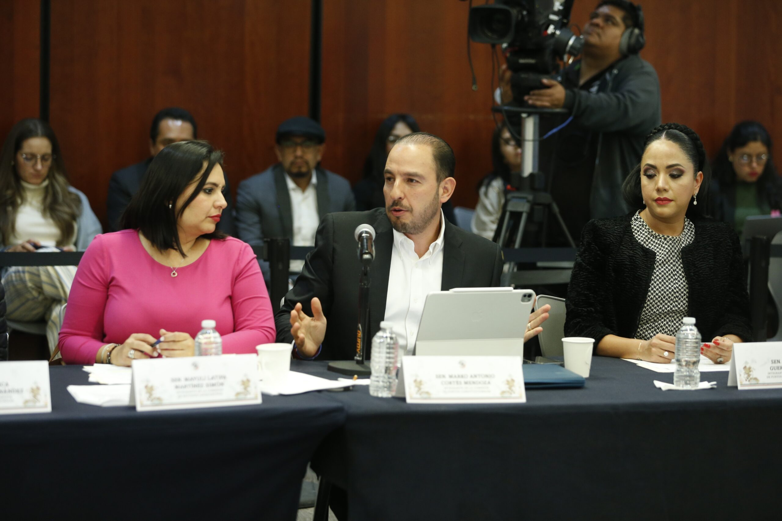 Marko Cortés exige acciones humanitarias para migrantes deportados y cooperación internacional