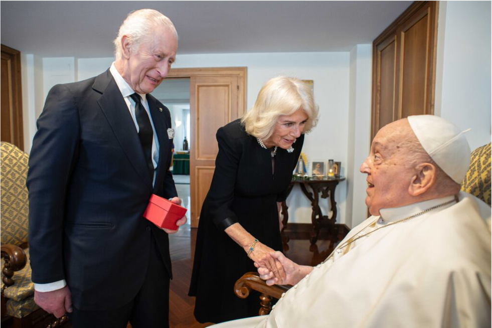 A pesar de sus problemas de salud, Carlos III se reúne con el Papa Francisco en el Vaticano