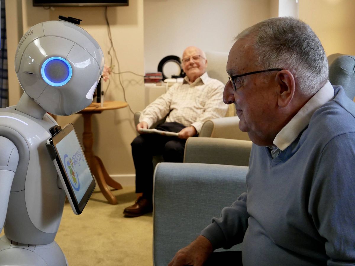 ¿Podrán los robots y la inteligencia artificial reemplazar el contacto humano en el cuidado de personas mayores?