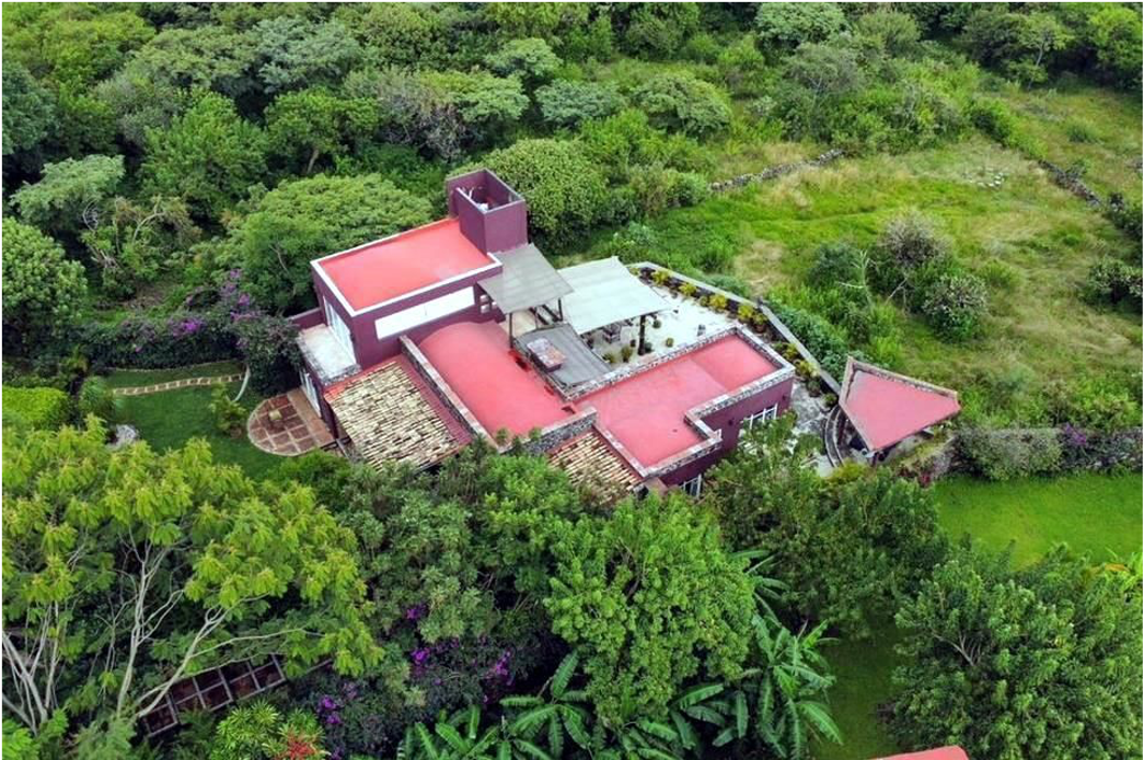 Vecinos de Tepoztlán protestan afuera de la casa millonaria de Noroña