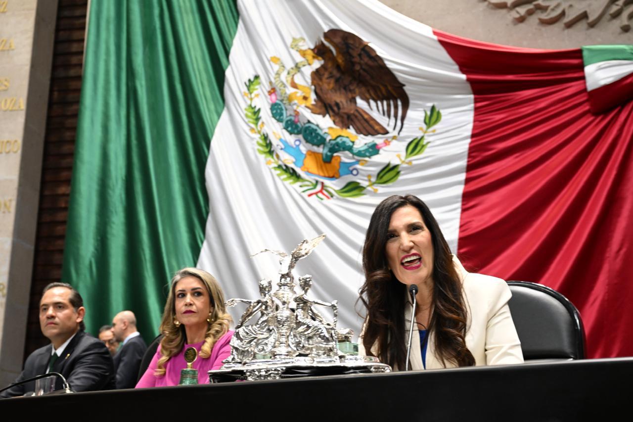 Kenia López Rabadán asume presidencia de la Mesa Directiva