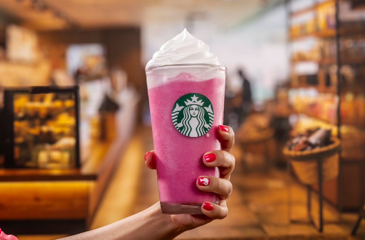 Starbucks México y Barbie lanzan colección rosa con bebidas y accesorios