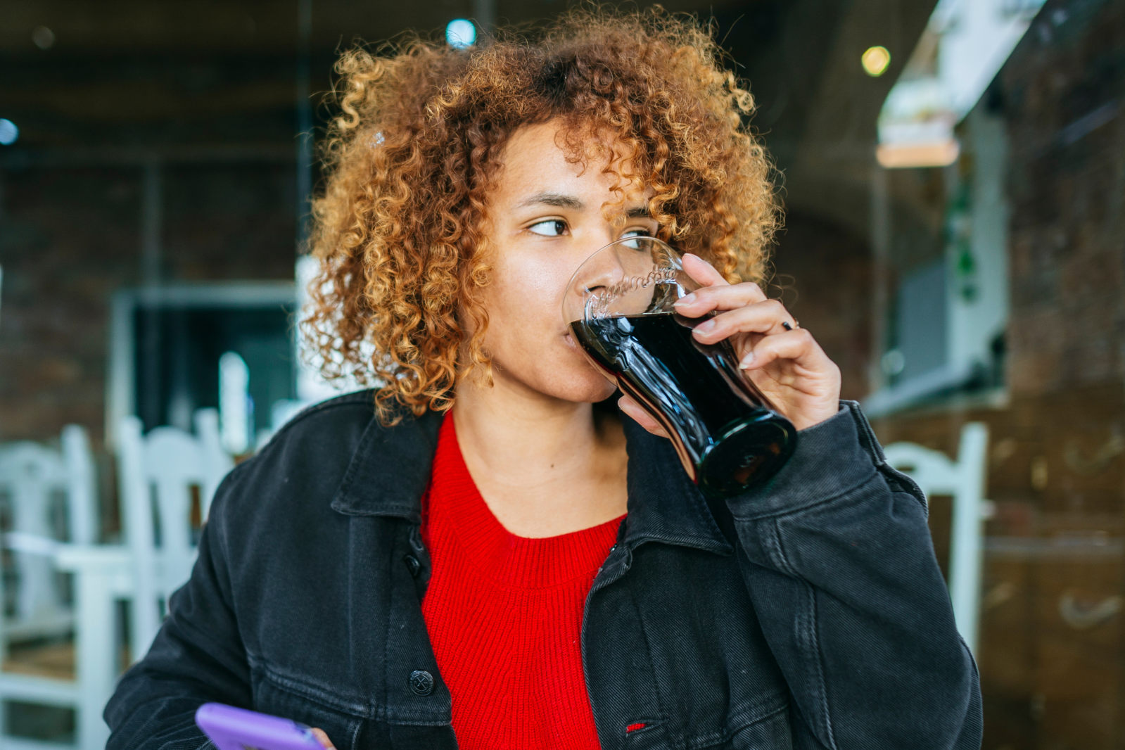 Beber refrescos podría estar ligado a la depresión en mujeres, según un estudio alemán