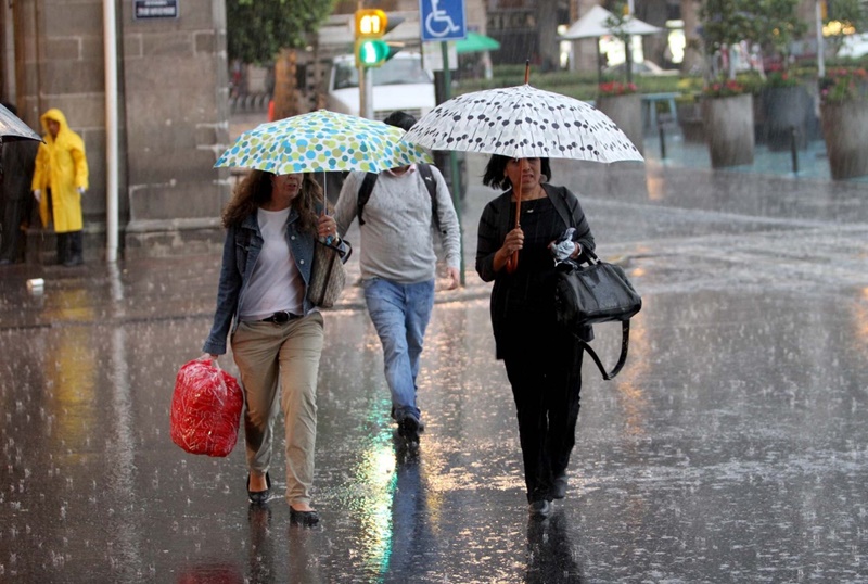 Nueva amenaza tropical en el Pacífico traerá lluvias intensas a México este fin de semana